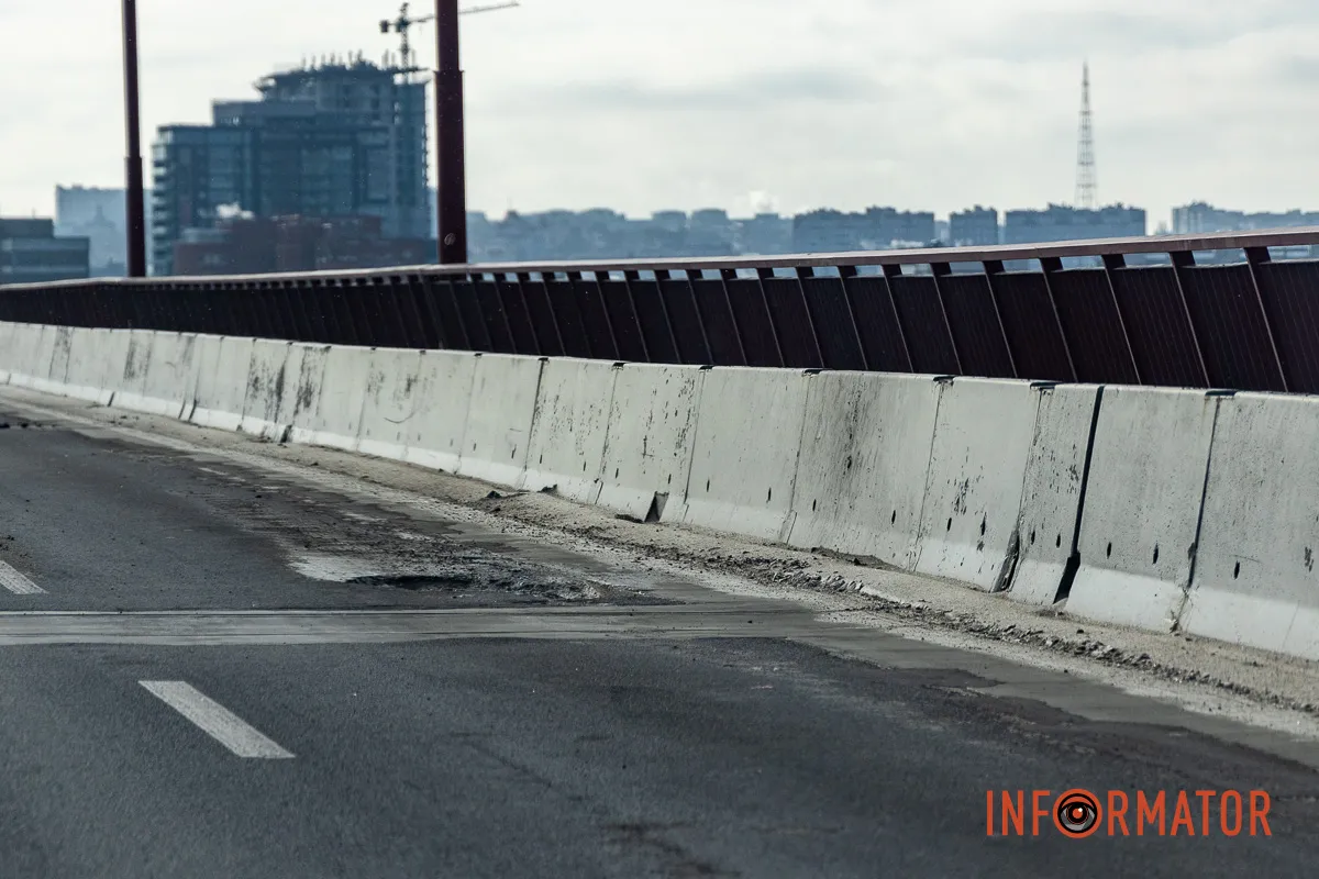 Сніг розтанув разом з асфальтом: мости Дніпра не пережили зиму 11