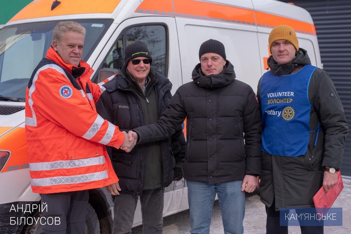 Обслуговує близько 98 тисяч пацієнтів щороку: у Кам’янському медичний заклад отримав авто швидкої допомоги 3