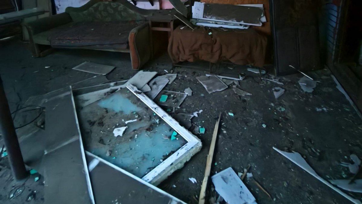 У Дніпровському районі внаслідок атаки згорів автомобіль та зазнав пошкоджень будинок У Дніпровському районі внаслідок атаки згорів автомобіль та зазнав пошкоджень будинок