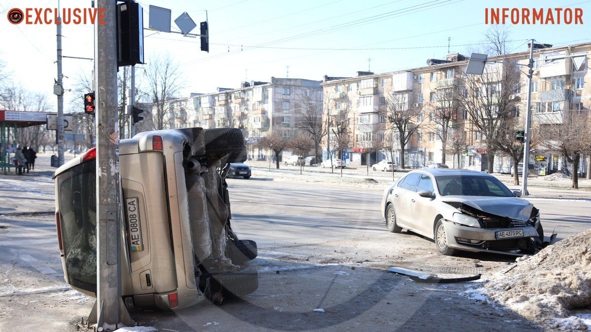 У Дніпрі на Поля Toyota перекинулася після зіткнення з Volkswagen