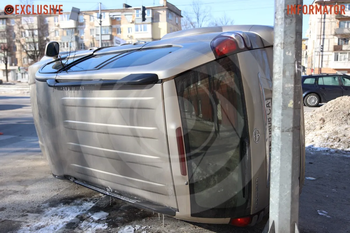 ДТП на проспекті Олександра Поля У Дніпрі на Поля Toyota перекинулася після зіткнення з Volkswagen 2