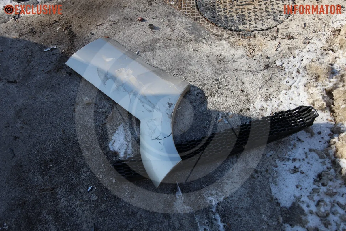 На дорозі багато уламків У Дніпрі на Поля Toyota перекинулася після зіткнення з Volkswagen 5