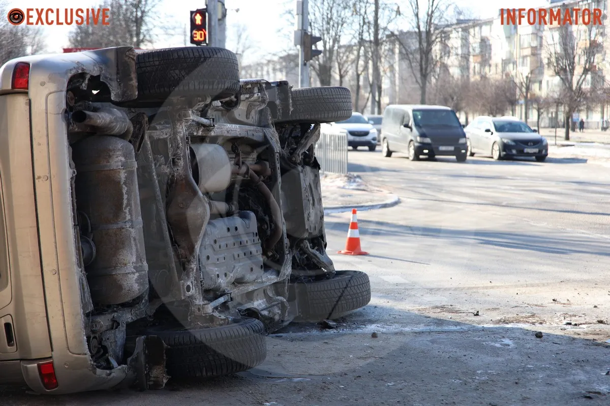 Зіштовхнулись Volkswagen та Toyota У Дніпрі на Поля Toyota перекинулася після зіткнення з Volkswagen 4