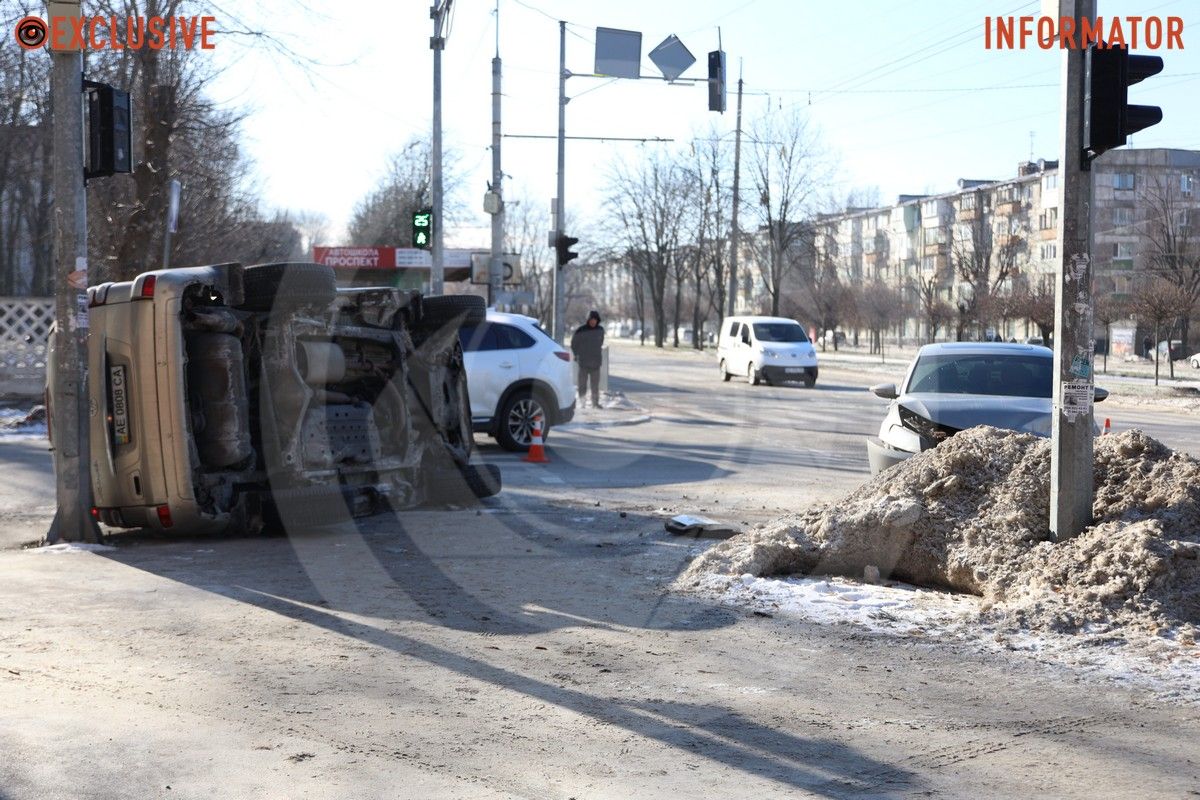 Зайнята права смуга по проспекту Поля в напрямку проспекту Лесі Українки У Дніпрі на Поля Toyota перекинулася після зіткнення з Volkswagen 13