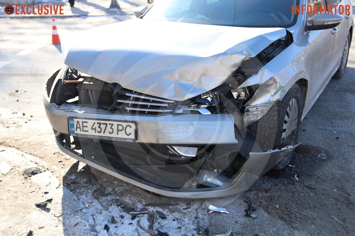 Затору через ДТП немає У Дніпрі на Поля Toyota перекинулася після зіткнення з Volkswagen 12