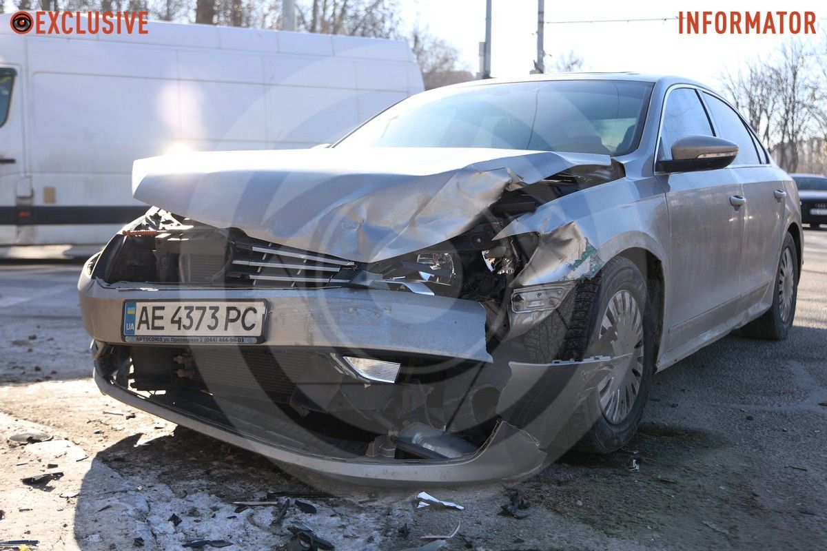 Інформації про постраждалих поки немає У Дніпрі на Поля Toyota перекинулася після зіткнення з Volkswagen 21