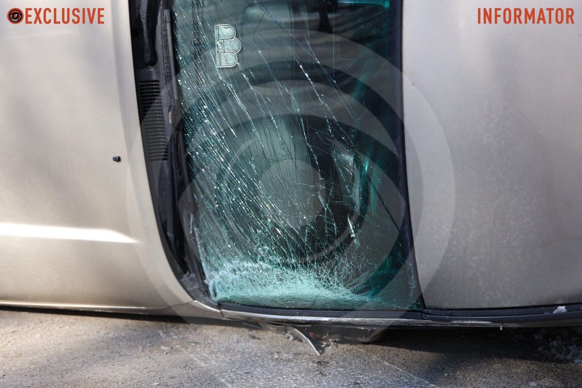 Лобове скло Toyota У Дніпрі на Поля Toyota перекинулася після зіткнення з Volkswagen 11