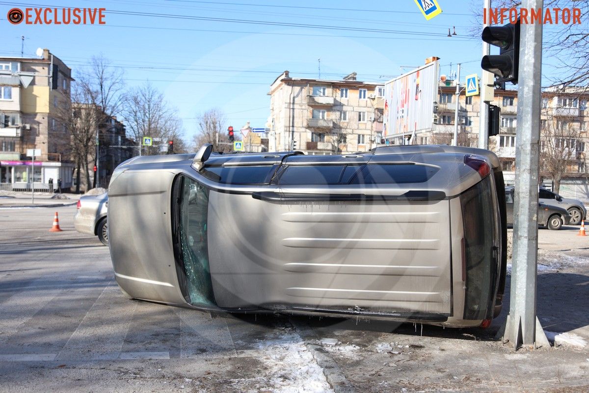 Toyota перекинулася і зупинилася біля світлофорного стовпа У Дніпрі на Поля Toyota перекинулася після зіткнення з Volkswagen 15