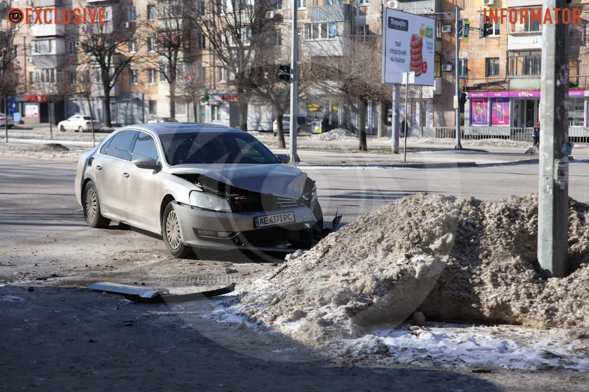 На місце приїхала поліція У Дніпрі на Поля Toyota перекинулася після зіткнення з Volkswagen 8