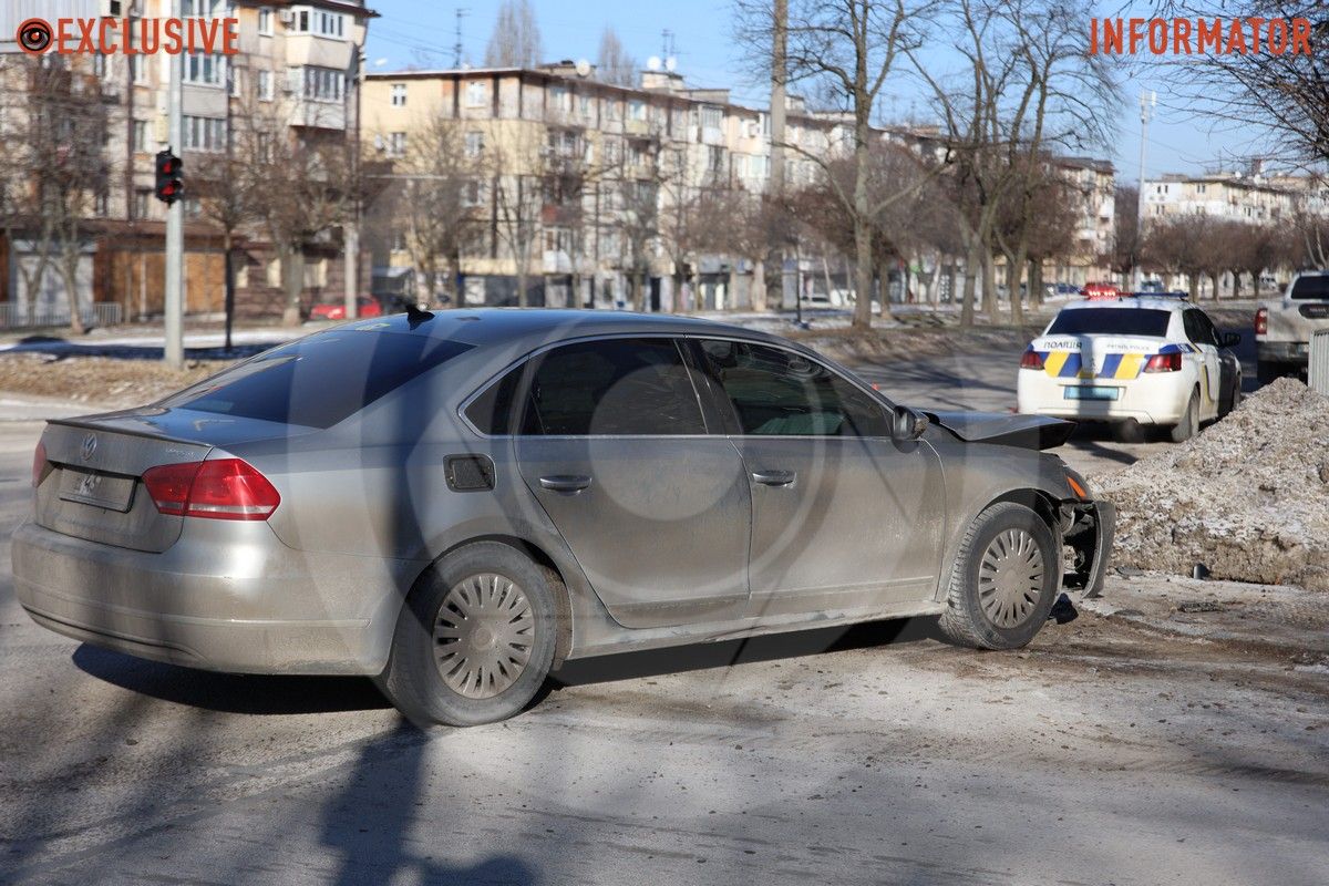 Усі обставини ДТП встановлюють правоохоронці У Дніпрі на Поля Toyota перекинулася після зіткнення з Volkswagen 17