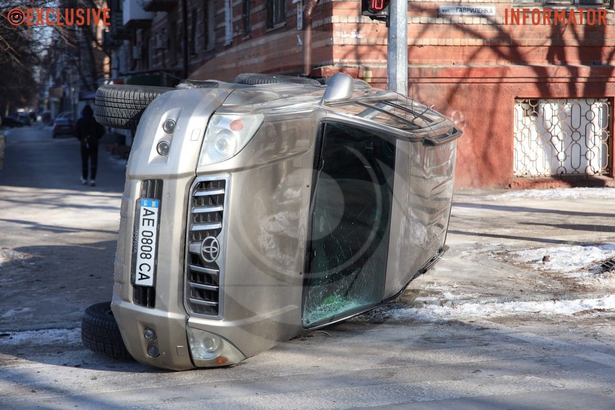 Фото: Денис Чубченко У Дніпрі на Поля Toyota перекинулася після зіткнення з Volkswagen 18