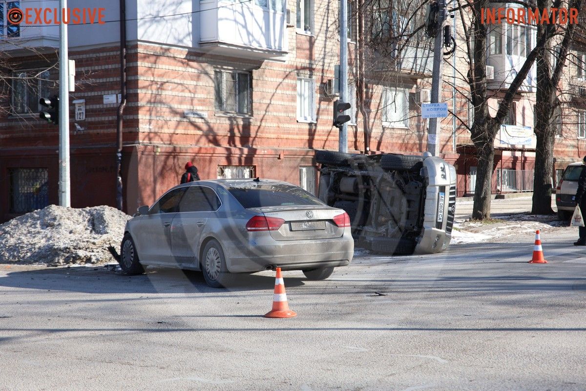 Місце аварії огородили конусами У Дніпрі на Поля Toyota перекинулася після зіткнення з Volkswagen 14