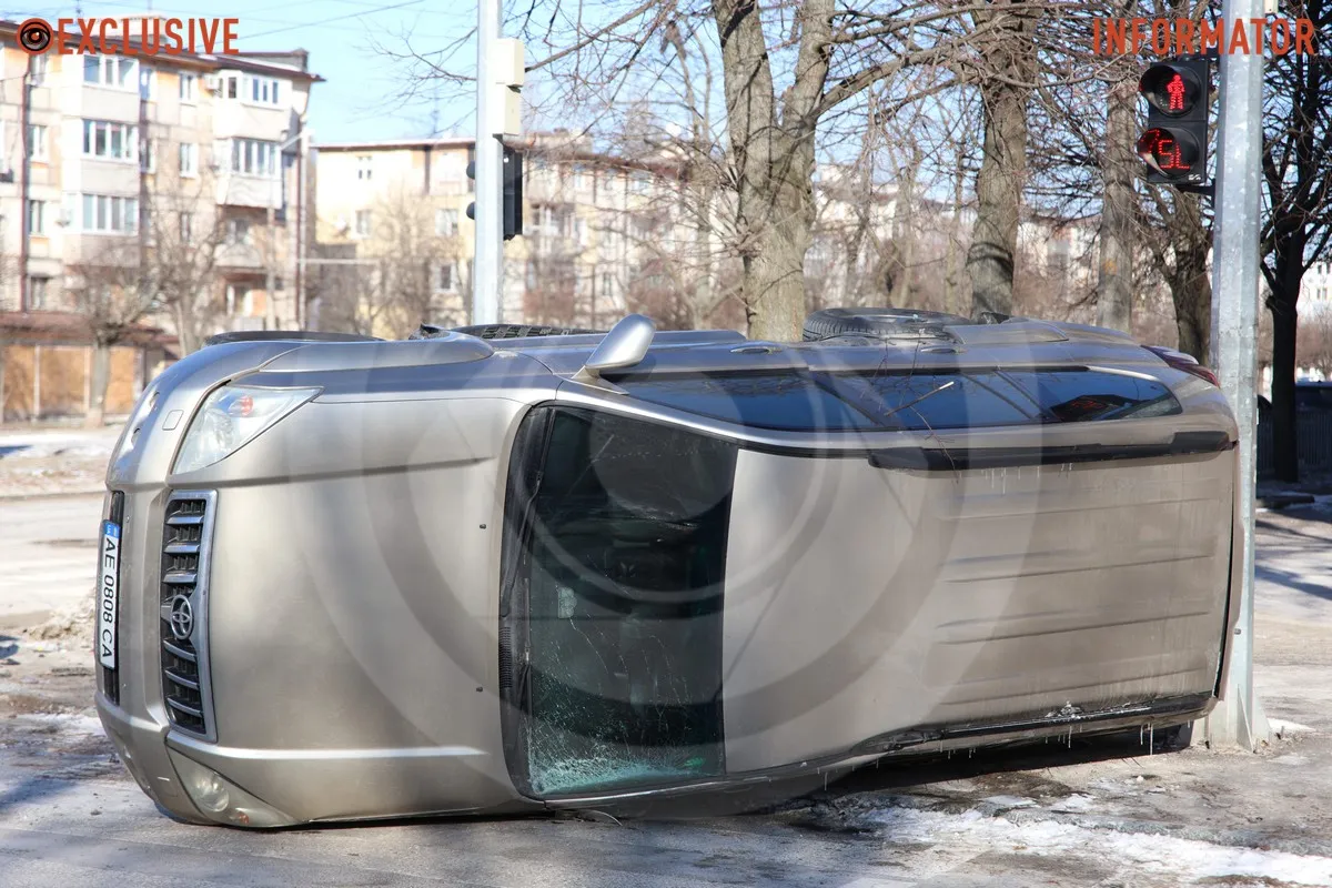 Усі обставини ДТП встановлюють У Дніпрі на Поля Toyota перекинулася після зіткнення з Volkswagen 9