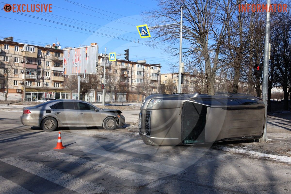 На дорогах ожеледь, будьте обережні У Дніпрі на Поля Toyota перекинулася після зіткнення з Volkswagen 16