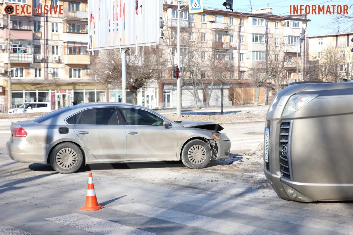 Інформації щодо постраждалих наразі немає У Дніпрі на Поля Toyota перекинулася після зіткнення з Volkswagen 7