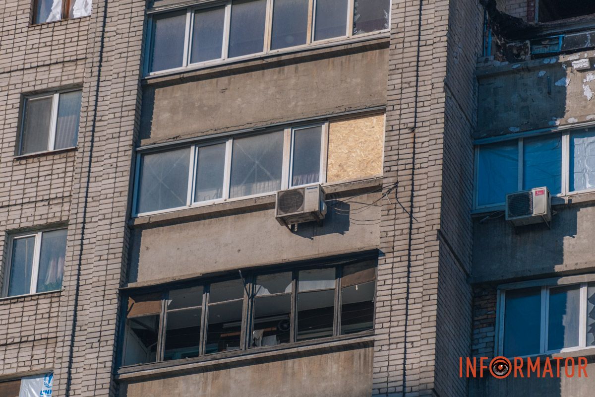 За результатами попереднього обстеження технічний експерт встановив наявність загрози прогресивного обвалення балконних плит перекриття 16-го поверху, а також фрагментів тримальних цегляних стін