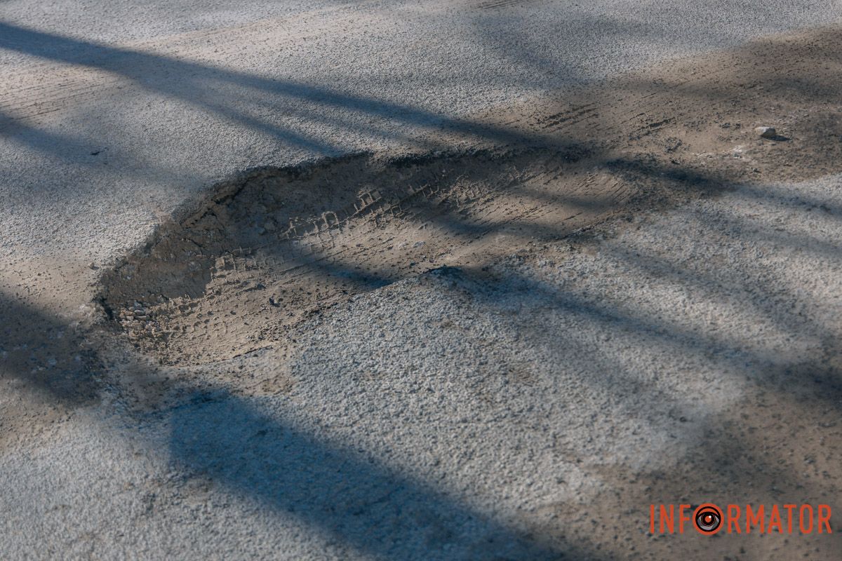 На багатьох вулицях Дніпра дороги знаходяться не в найкращому стані