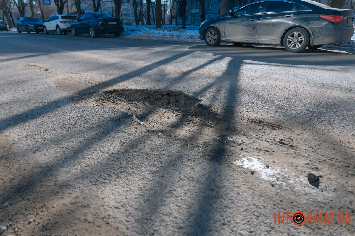 Водіям доводиться об’їжджати чисельні ями