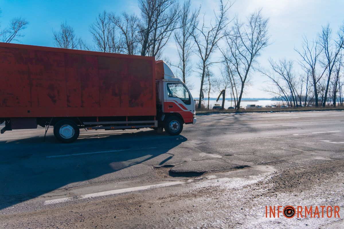 Бережіть колеса: у Дніпрі на Сонячній Набережній утворились ями на дорогах 2