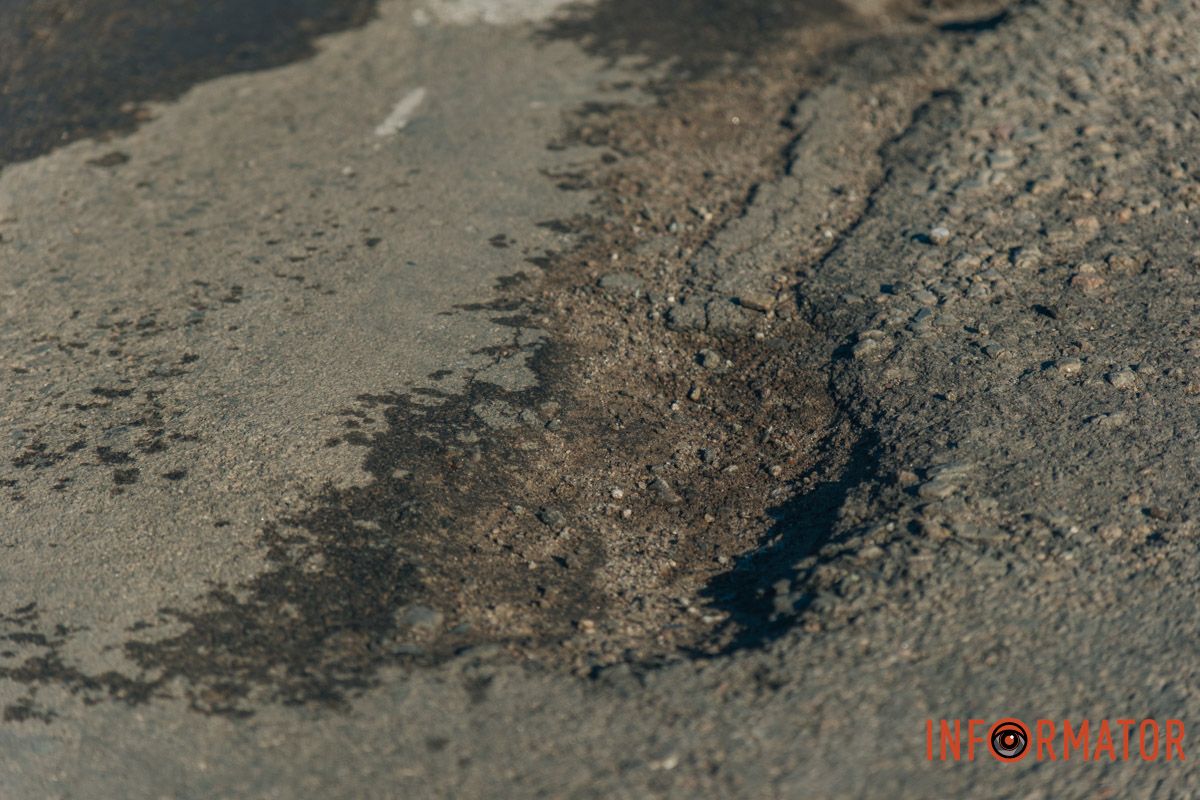 Бережіть колеса: у Дніпрі на Сонячній Набережній утворились ями на дорогах 4