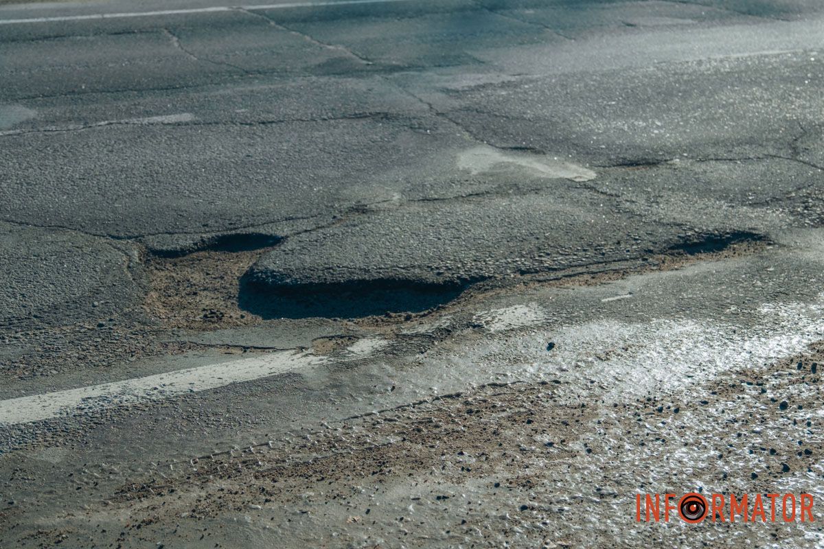 Бережіть колеса: у Дніпрі на Сонячній Набережній утворились ями на дорогах 6