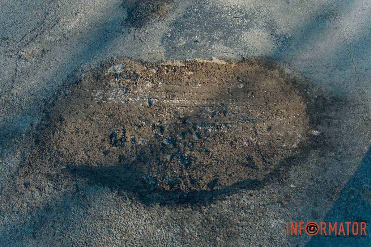 Бережіть колеса: у Дніпрі на Сонячній Набережній утворились ями на дорогах 7