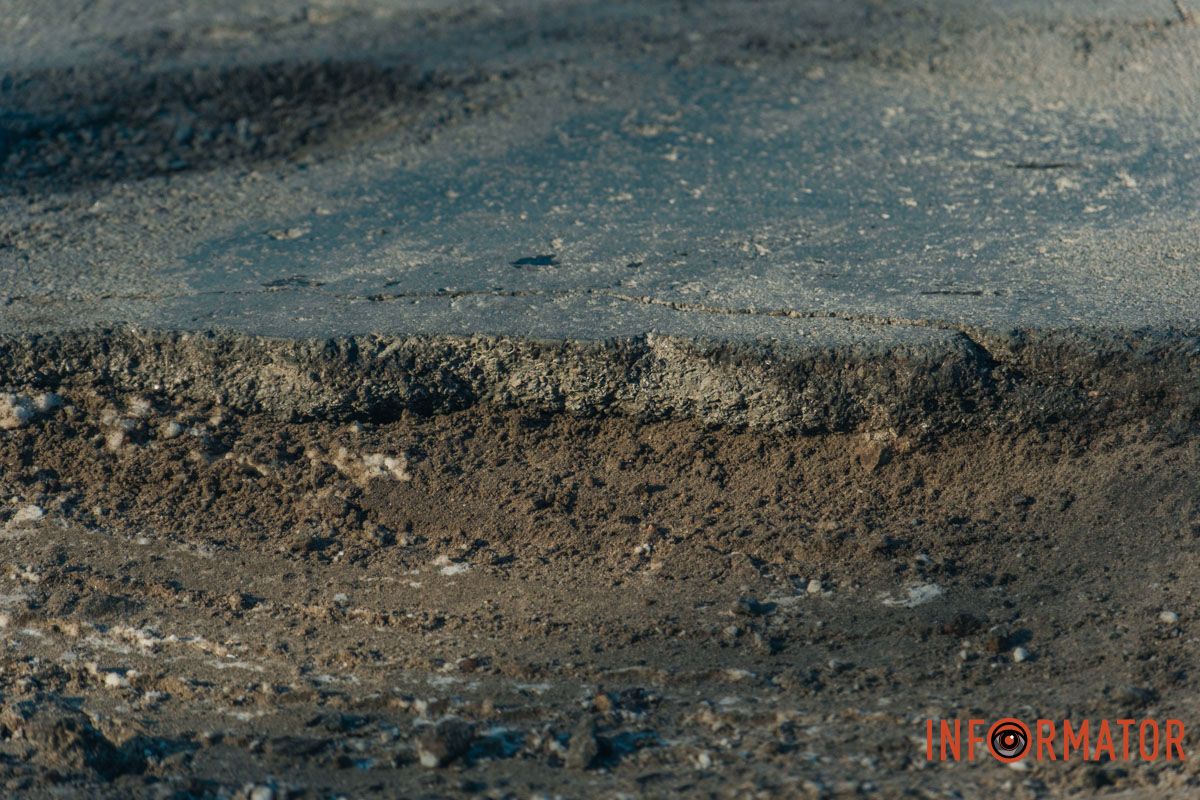 Бережіть колеса: у Дніпрі на Сонячній Набережній утворились ями на дорогах 8
