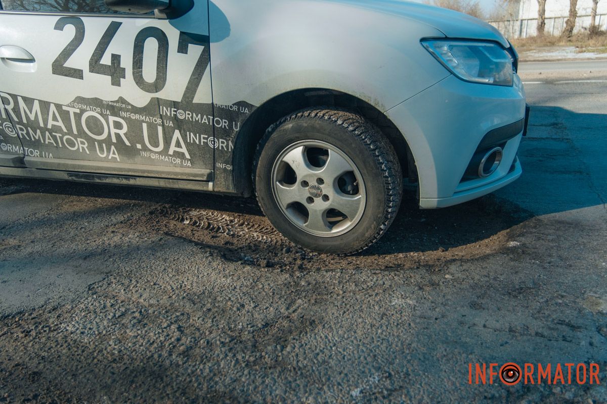 Бережіть колеса: у Дніпрі на Сонячній Набережній утворились ями на дорогах 10