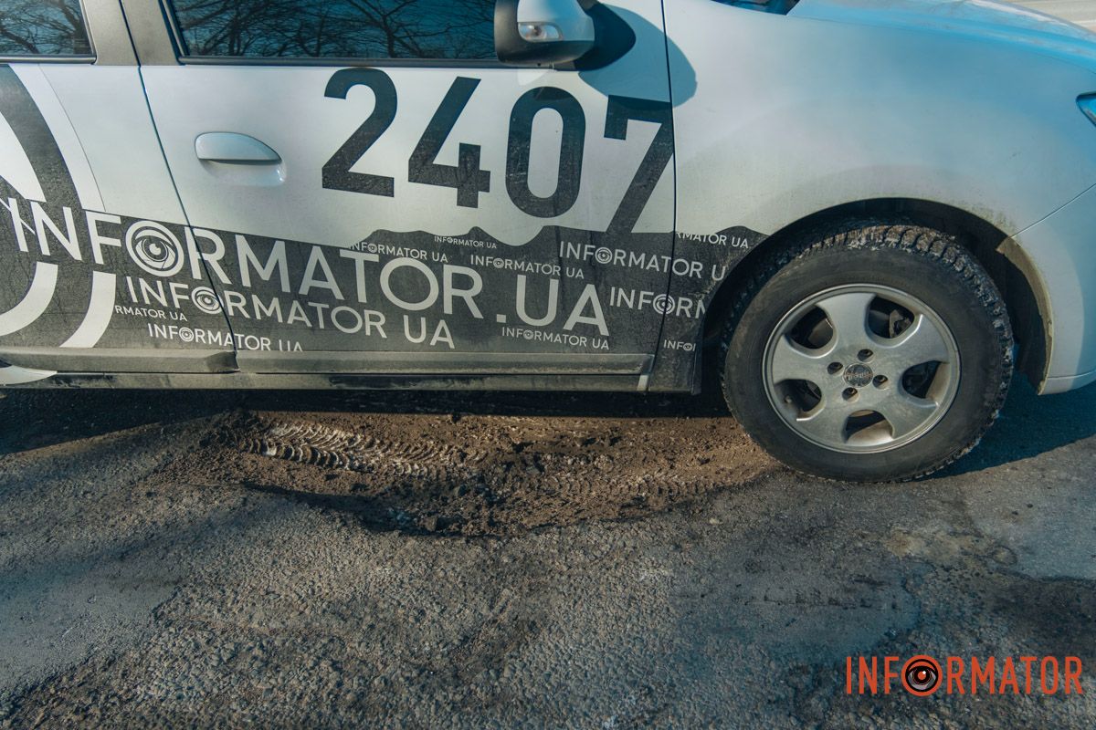 Бережіть колеса: у Дніпрі на Сонячній Набережній утворились ями на дорогах 13