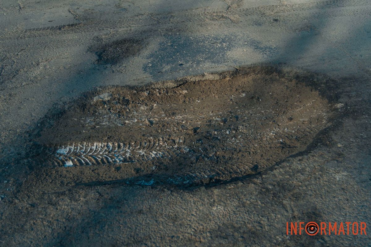 Бережіть колеса: у Дніпрі на Сонячній Набережній утворились ями на дорогах 12