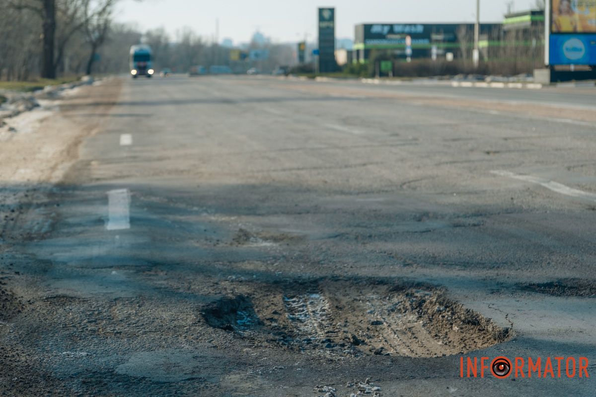 Бережіть колеса: у Дніпрі на Сонячній Набережній утворились ями на дорогах 9