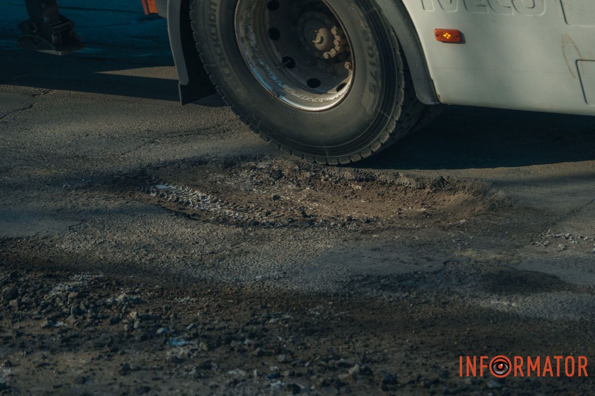 Бережіть колеса: у Дніпрі на Сонячній Набережній утворились ями на дорогах 11