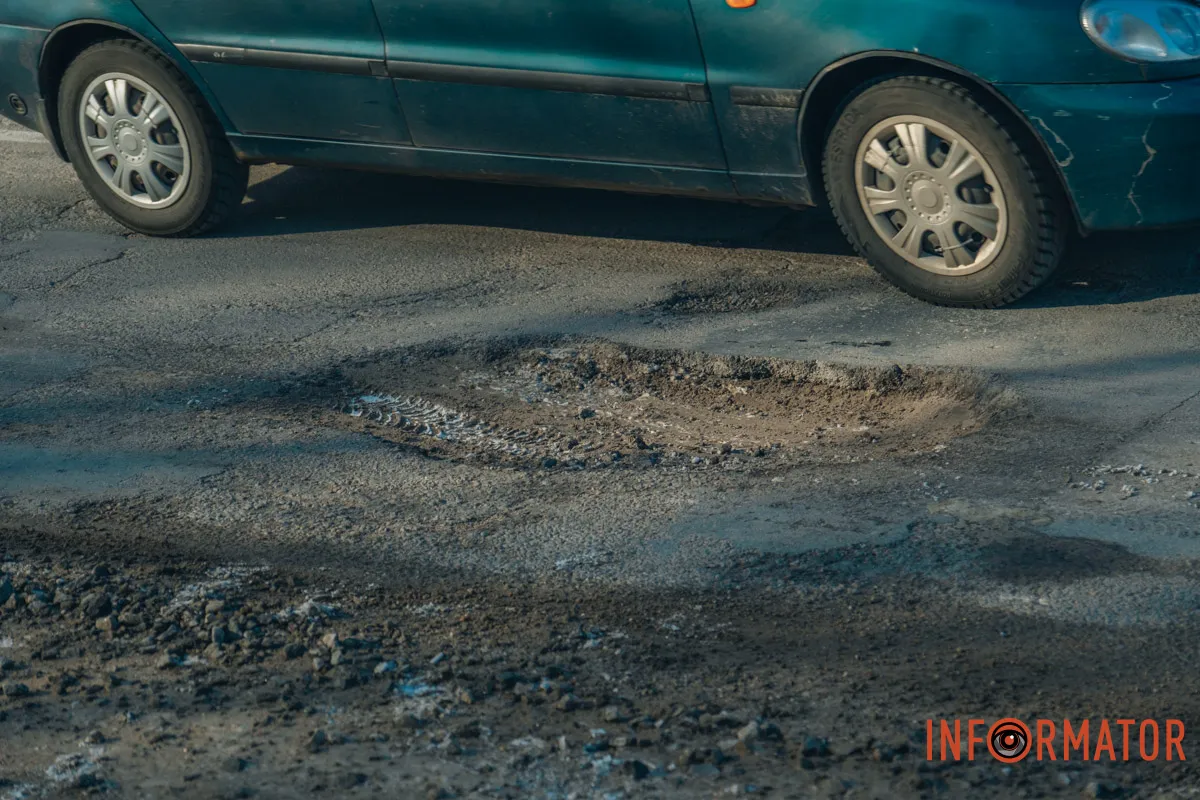 Бережіть колеса: у Дніпрі на Сонячній Набережній утворились ями на дорогах 17