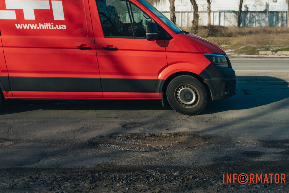 Бережіть колеса: у Дніпрі на Сонячній Набережній утворились ями на дорогах 23