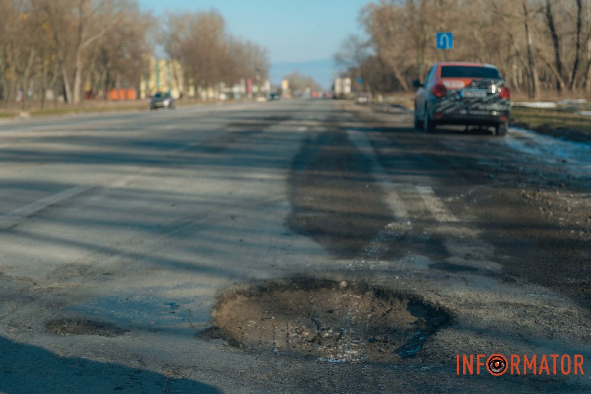 Бережіть колеса: у Дніпрі на Сонячній Набережній утворились ями на дорогах 21