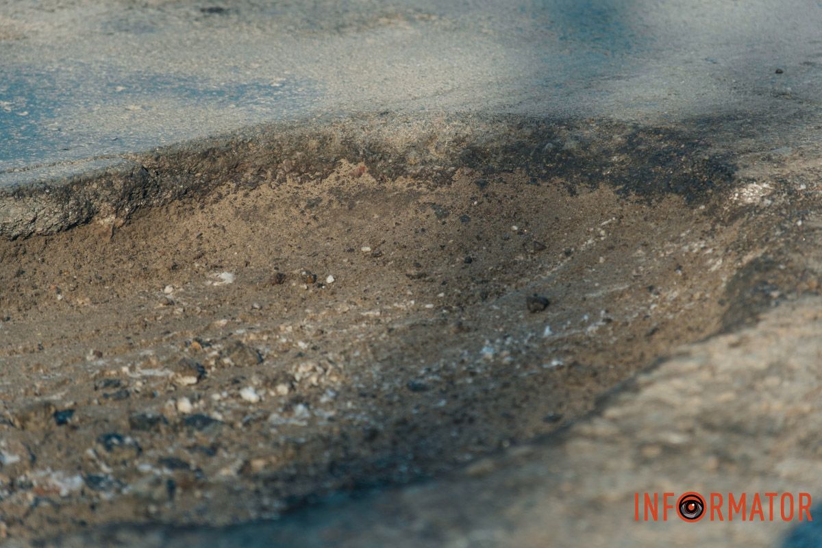 Бережіть колеса: у Дніпрі на Сонячній Набережній утворились ями на дорогах 24
