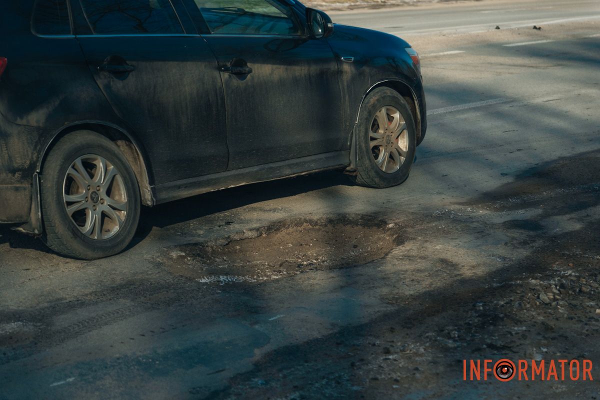 Бережіть колеса: у Дніпрі на Сонячній Набережній утворились ями на дорогах 20