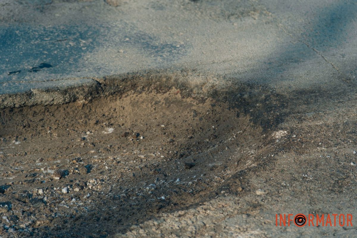 Бережіть колеса: у Дніпрі на Сонячній Набережній утворились ями на дорогах 15
