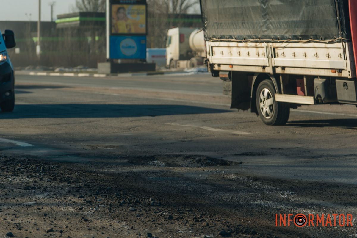 Бережіть колеса: у Дніпрі на Сонячній Набережній утворились ями на дорогах 14