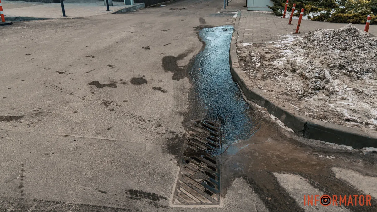 Аварійний колообіг: у Дніпрі біля Tsunami вода бʼє з-під люка