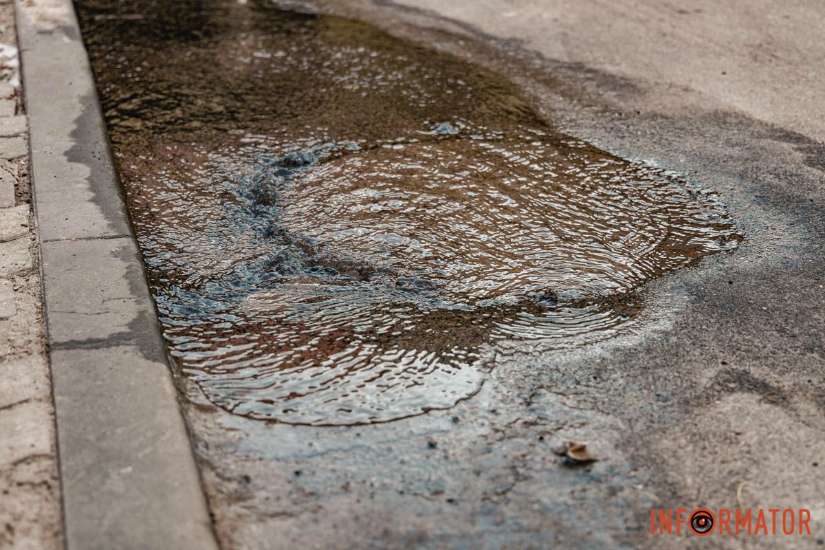 Из-под люка била вода