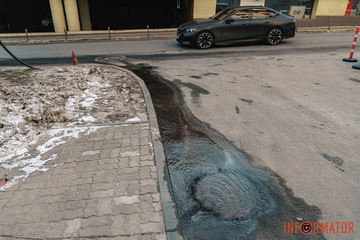 Вода стекала в ливневку