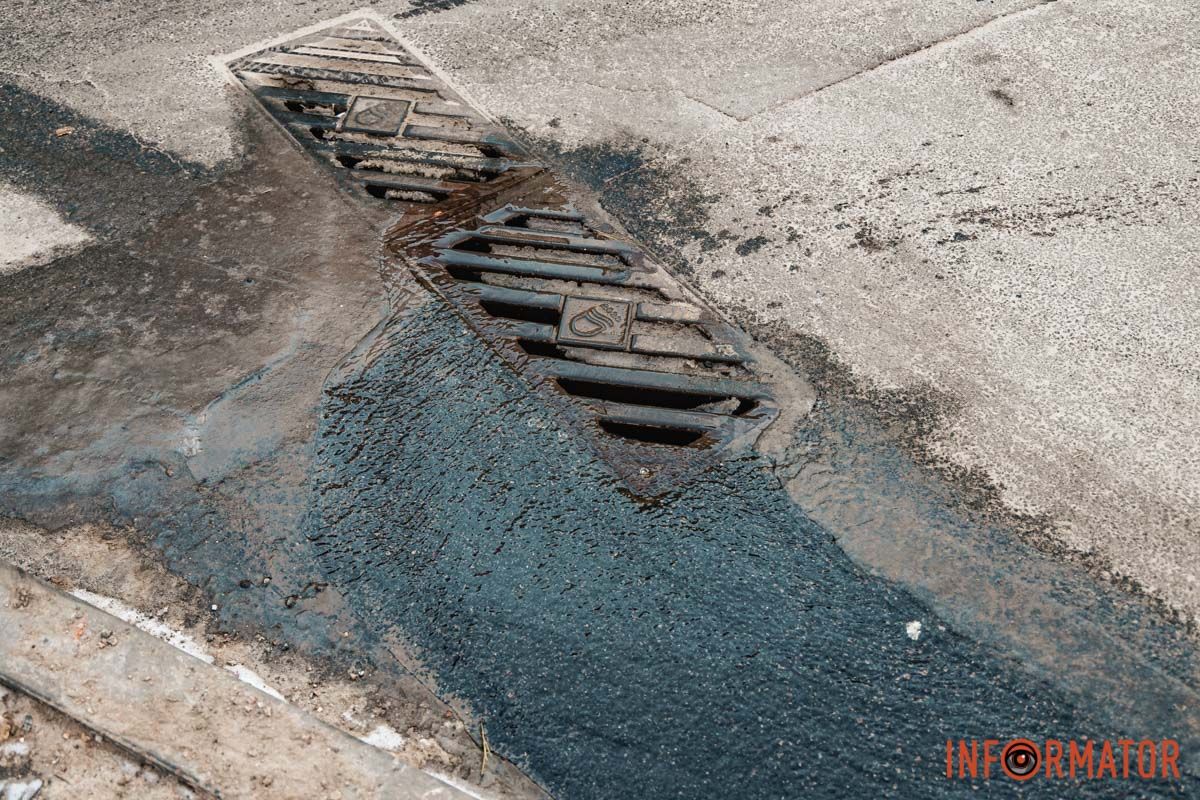 Ливневка находится в нескольких метрах от люка