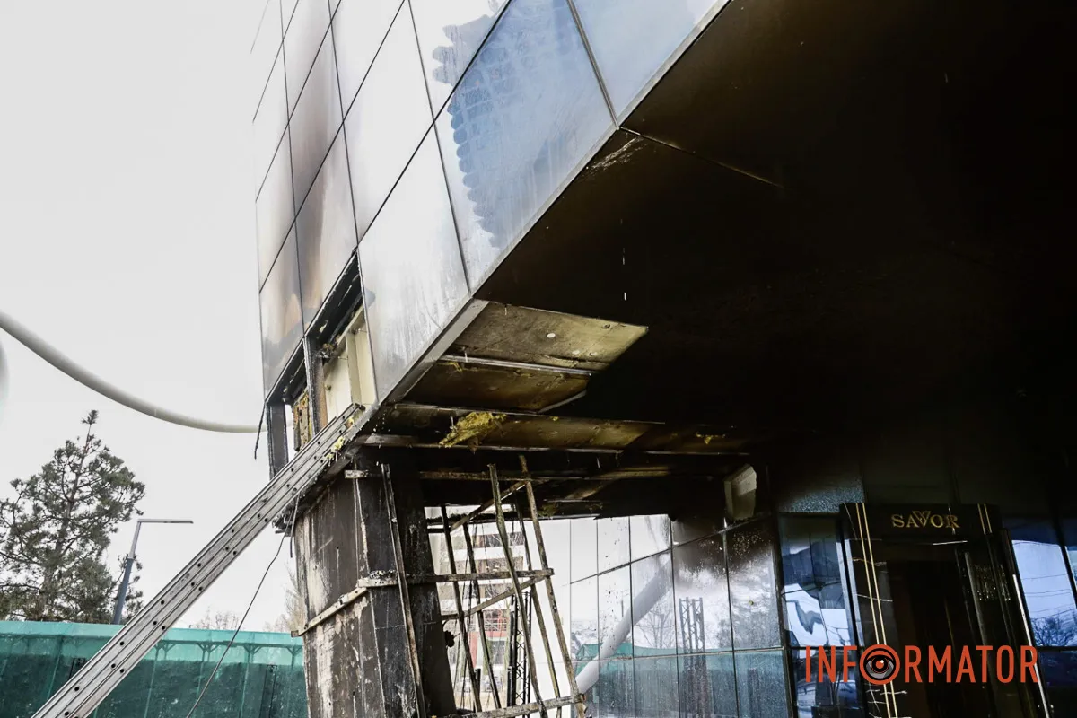 У Дніпрі Набережній Перемоги палав бізнес-центр “Куб” 11