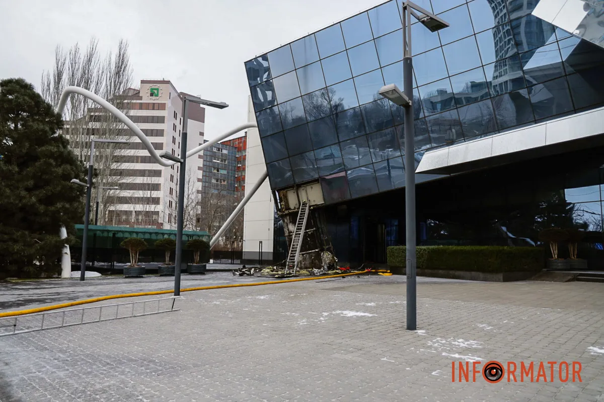У Дніпрі Набережній Перемоги палав бізнес-центр “Куб” 9