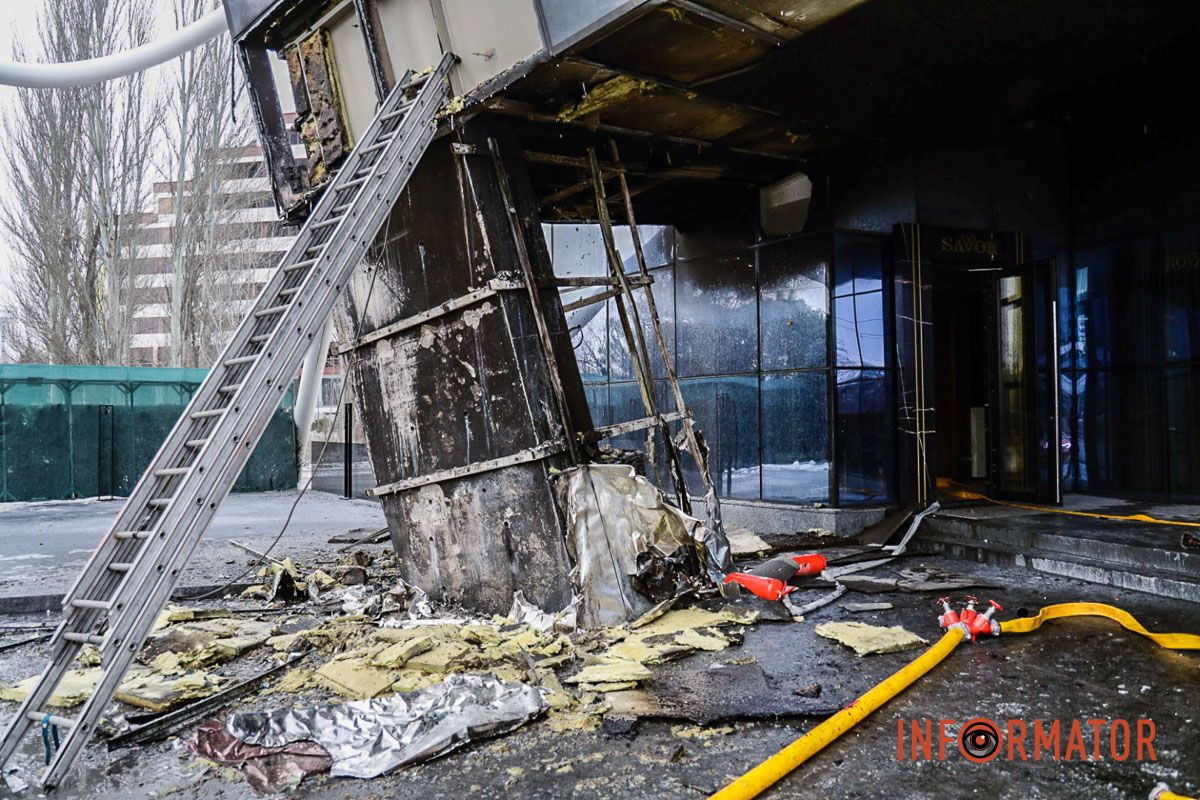 У Дніпрі Набережній Перемоги палав бізнес-центр “Куб” 13