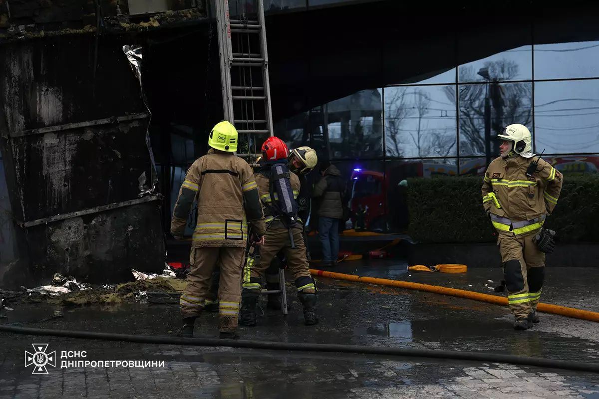 В Днепре на Набережной Победы горел бизнес-центр: детали от спасателей 4