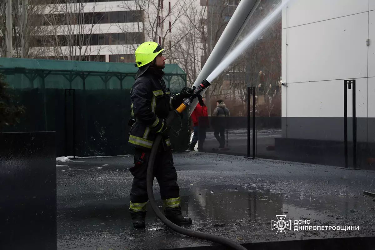 В Днепре на Набережной Победы горел бизнес-центр: детали от спасателей 2
