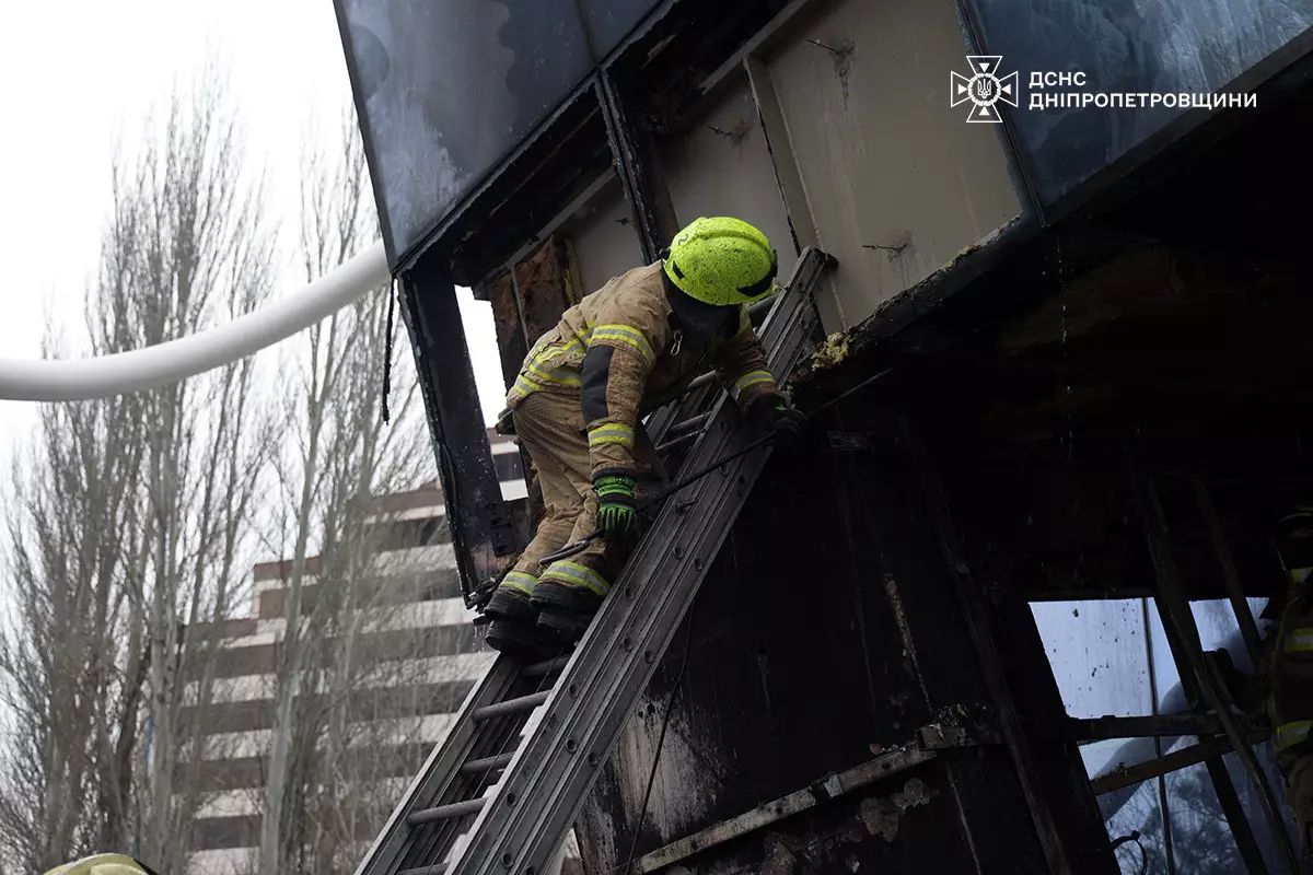 В Днепре на Набережной Победы горел бизнес-центр: детали от спасателей 1