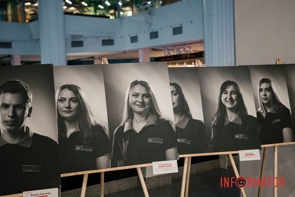 За допомогою світла та камери команда зафіксувала, як змінюється обличчя людини, коли вона чує теплі слова, відчуває увагу й щире звернення